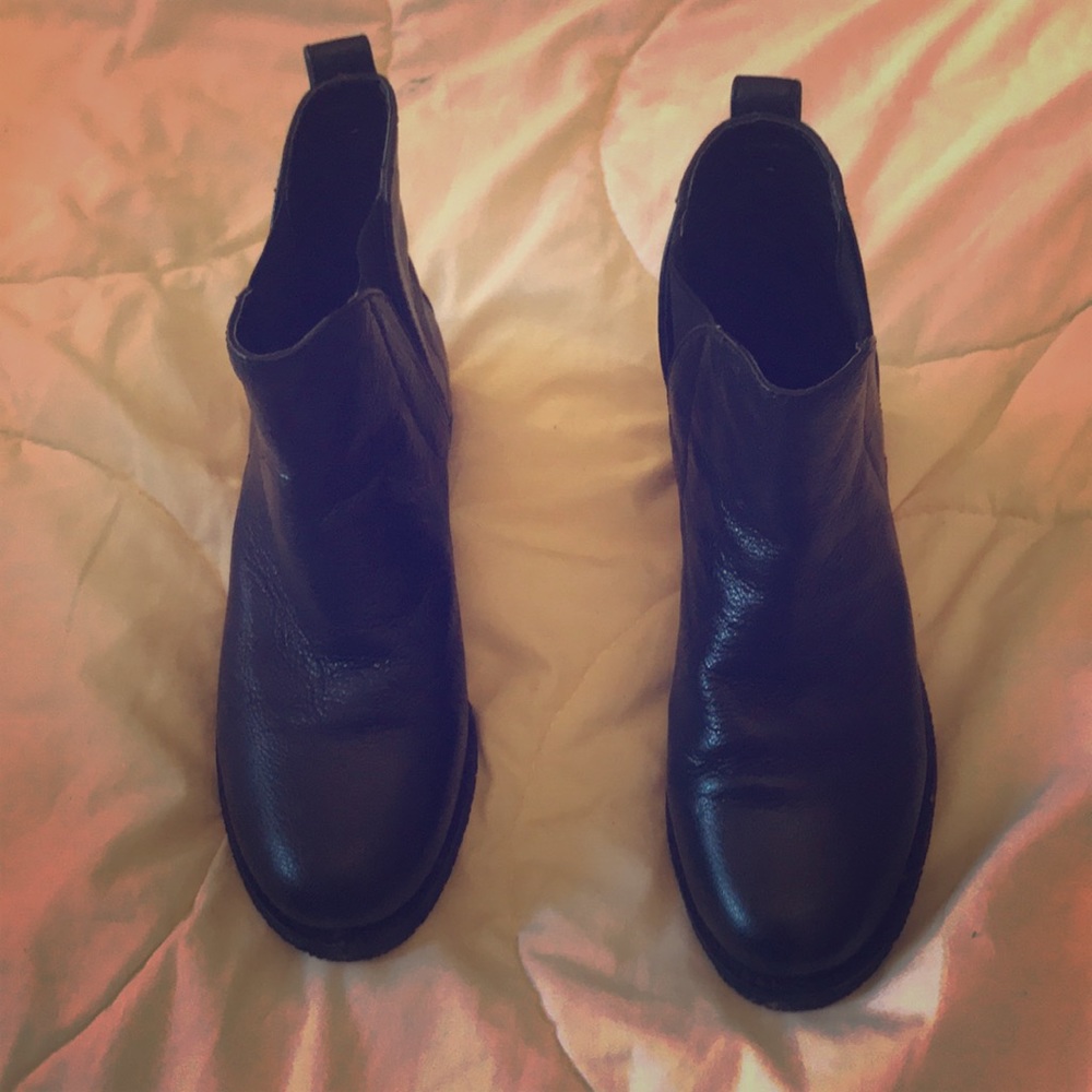 BCBG Generation ankle booties. Genuine leather.Sz6